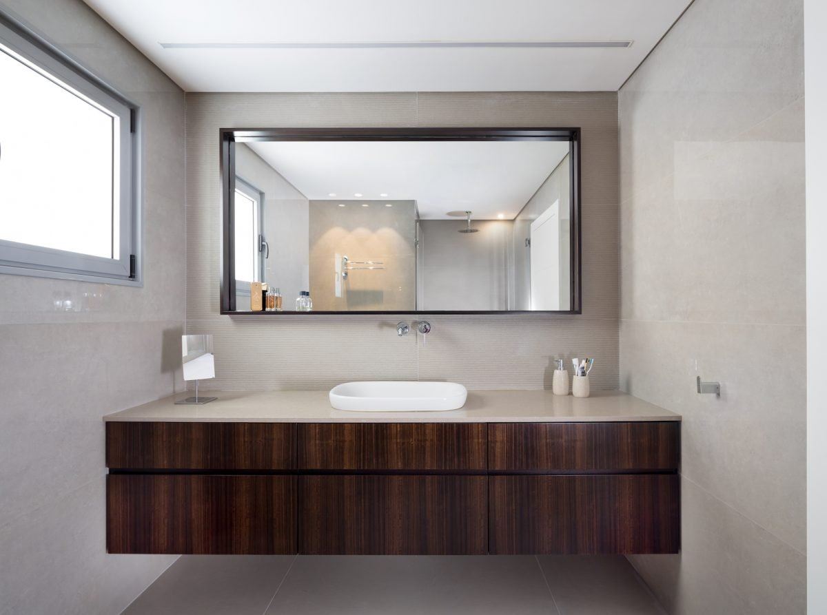 Penthouse apartment גופי תאורה כיורי חדר האמבטיה על ידי קמחי דורי